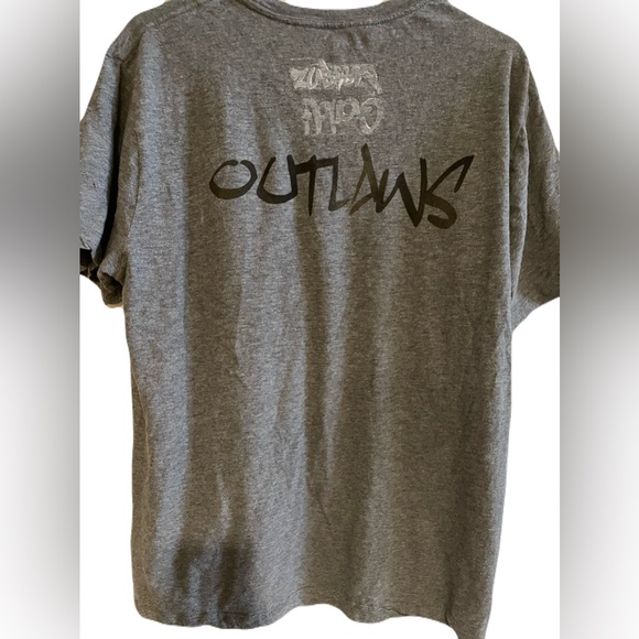 Upgrade your casual style with our 100% cotton gray tee from the Outlaws… - Picture 2 of 3